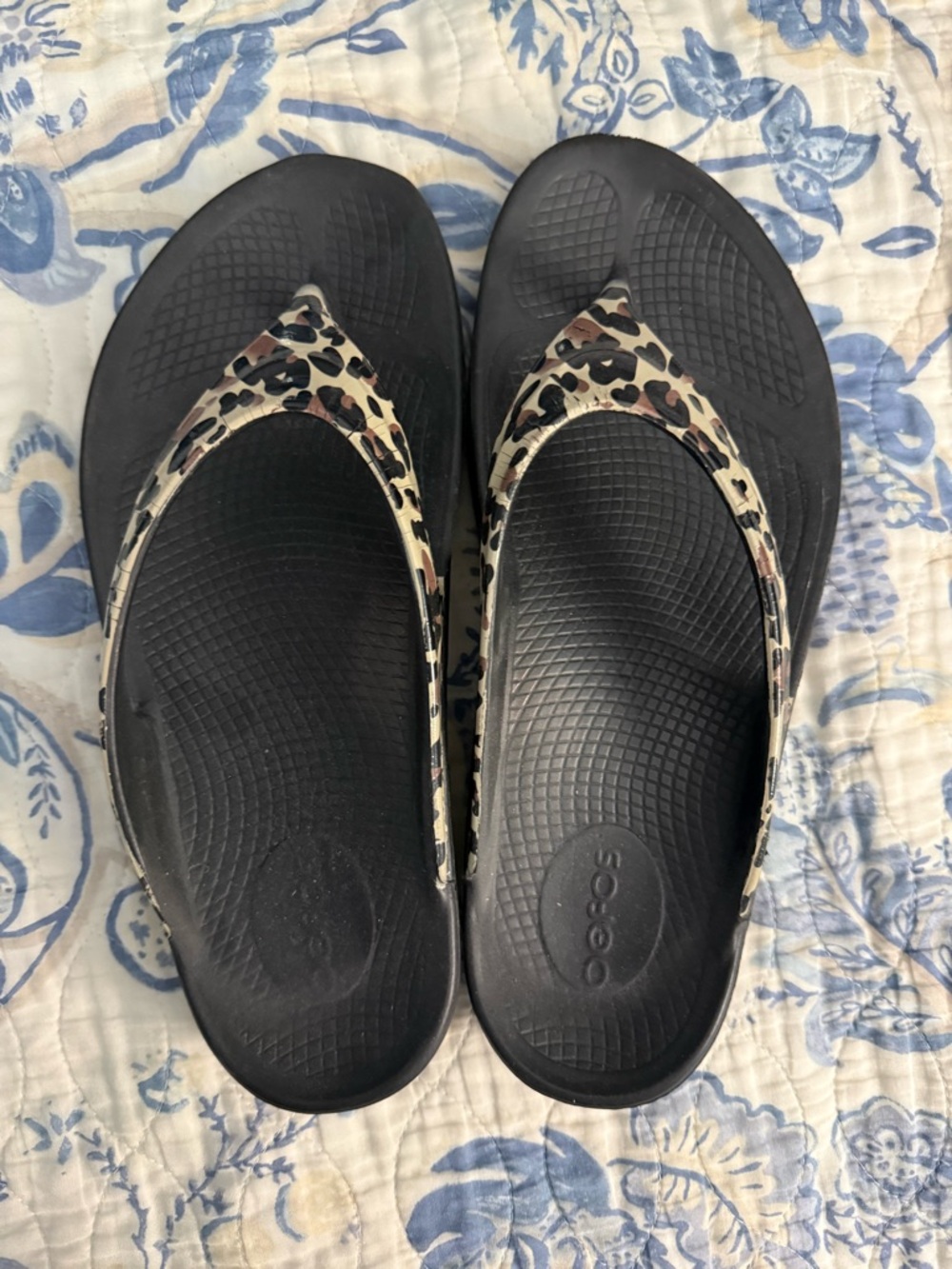 OOFOS Ooolala Women's Black Flip Sandals with Leopard Print Straps size 9